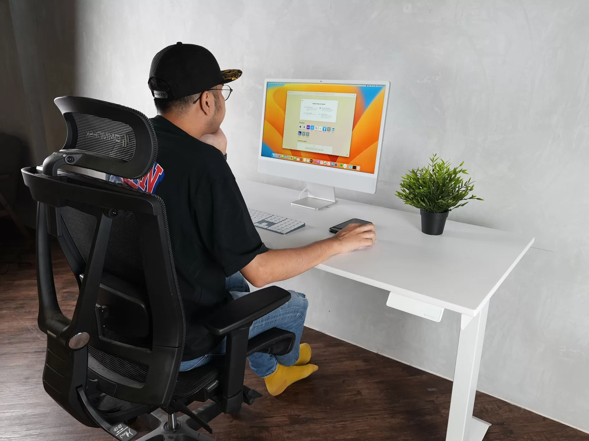 The Omnidesk Classic: Compact Yet Feature-Filled